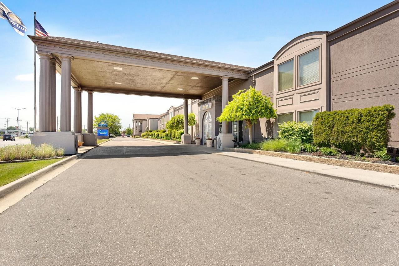 Days Inn & Suites By Wyndham Roseville/Detroit Area Exterior photo