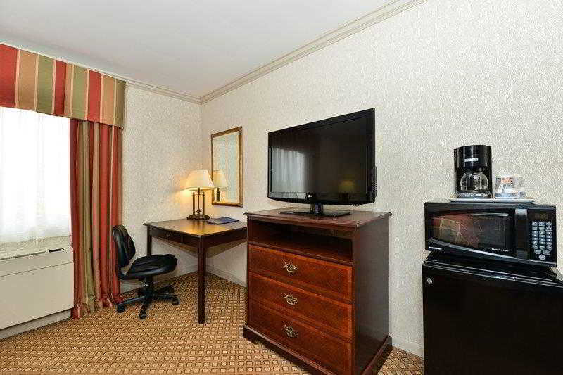 Days Inn & Suites By Wyndham Roseville/Detroit Area Exterior photo