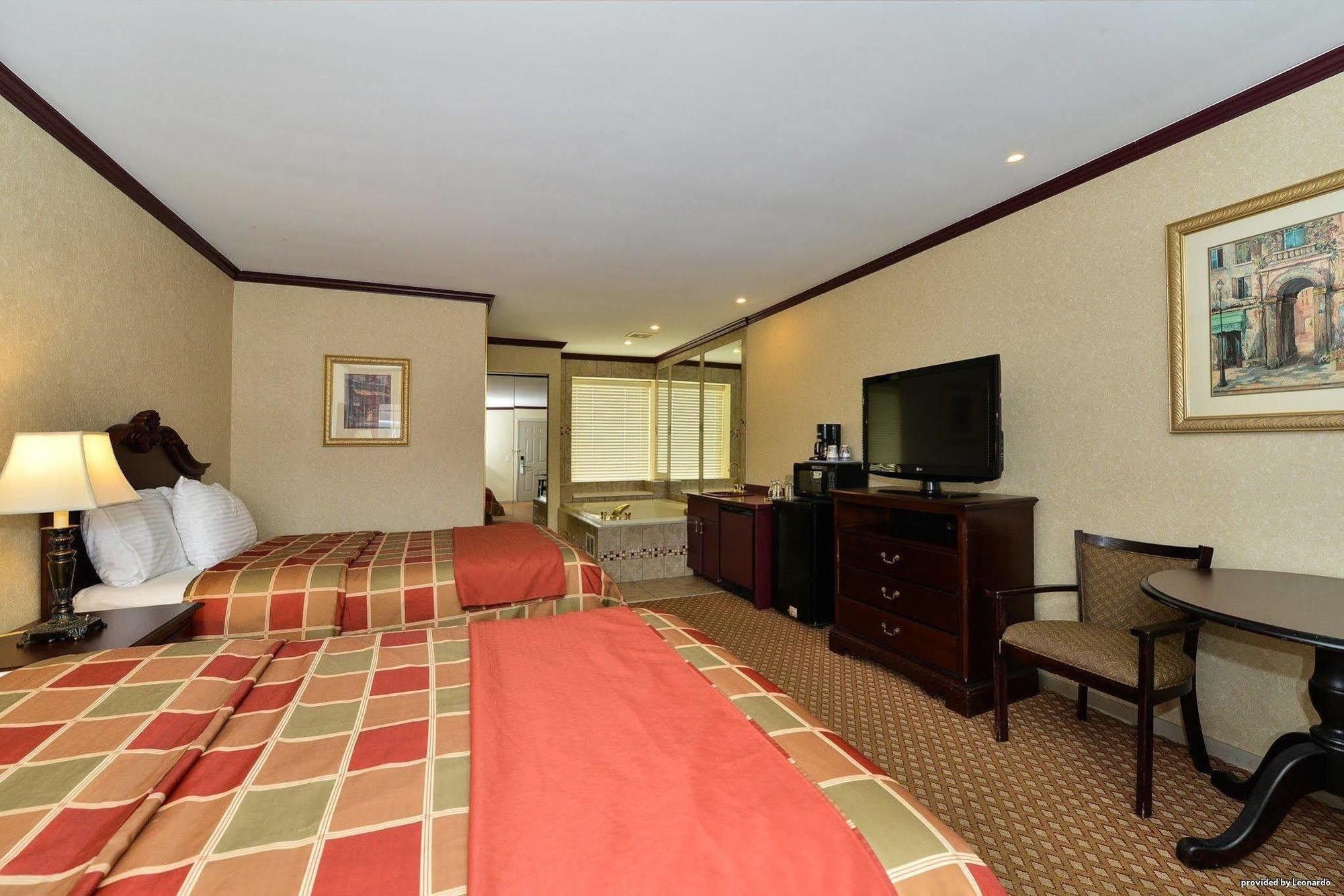 Days Inn & Suites By Wyndham Roseville/Detroit Area Exterior photo