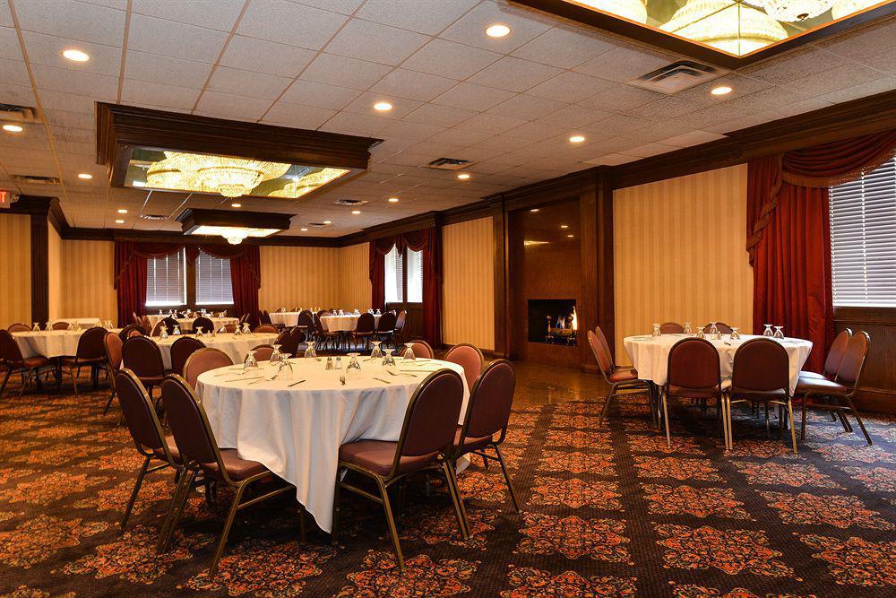 Days Inn & Suites By Wyndham Roseville/Detroit Area Exterior photo